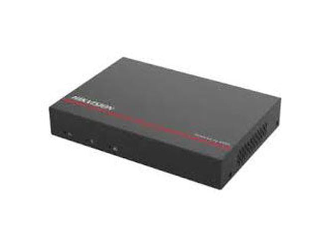 Compacte zwarte Hikvision 4-kanaals SSD-NVR met strak design en rode accentlijn.