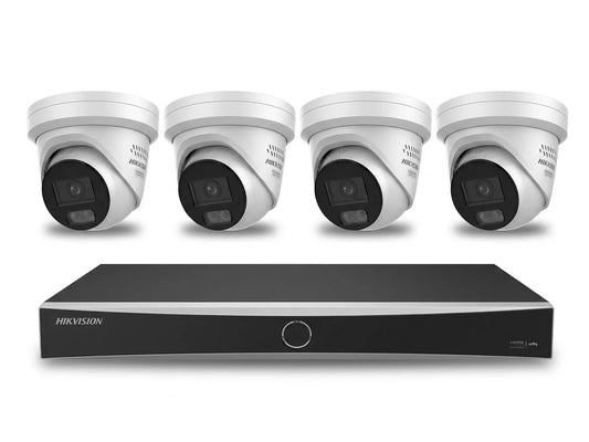 Hikvision 8-kanaals NVR met vier witte 8MP ColorVu turret camera's voor professionele 4K beveiliging.