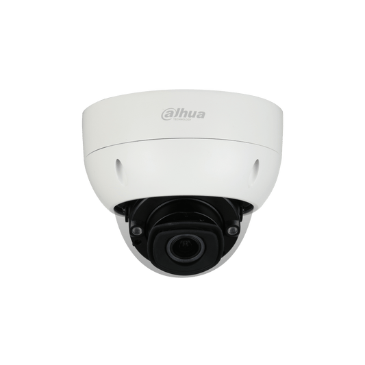 Witte Dahua 8MP 4K WizMind dome camera met robuuste behuizing en zwarte varifocale lens voor buitenbewaking.