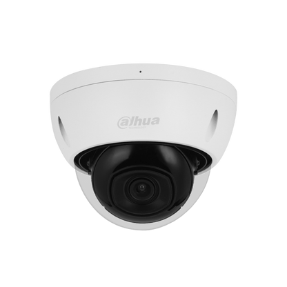 Witte Dahua 8MP 4K mini dome camera met zwarte lensbehuizing en vandaalbestendig design voor buitenbeveiliging.