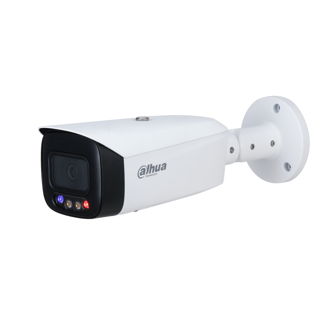 Witte Dahua TiOC bullet camera met 2.8mm lens, actieve rood-blauwe verlichting en muurbeugel tegen een witte achtergrond.