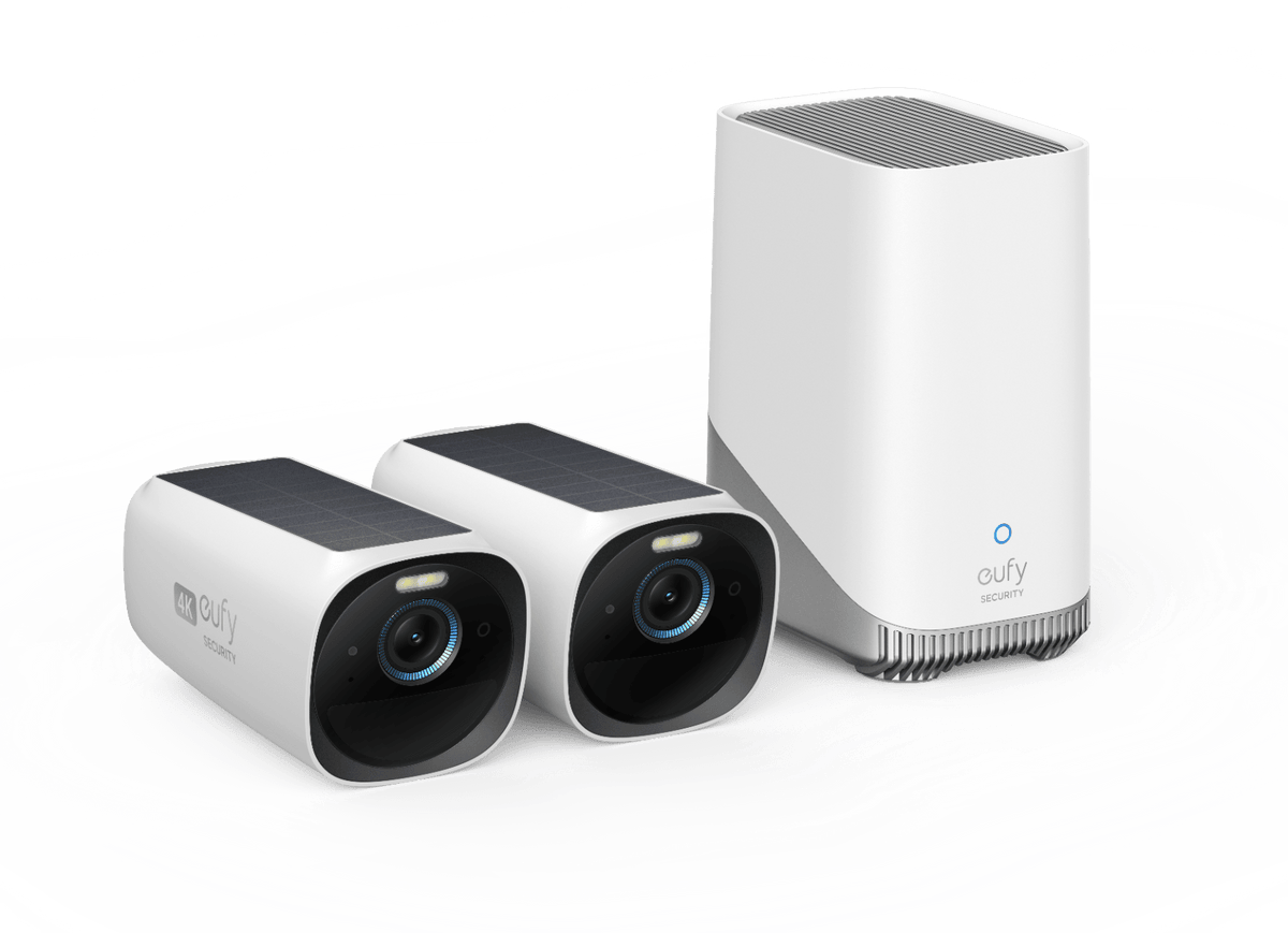 Twee witte EufyCam 3 4K-beveiligingscamera's met zonnepaneel en een bijbehorende witte Homebase 3 op een witte achtergrond.