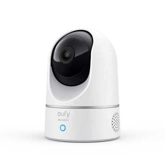 Witte Eufy Indoor Cam 2K beveiligingscamera met zwarte draaibare lens en blauw statuslampje.