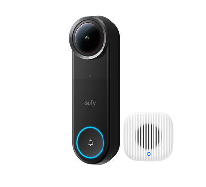 Zwarte Eufy Video Deurbel S4 met 180° lens, blauw verlichte drukknop en witte Mini Chime, schuin vooraanzicht