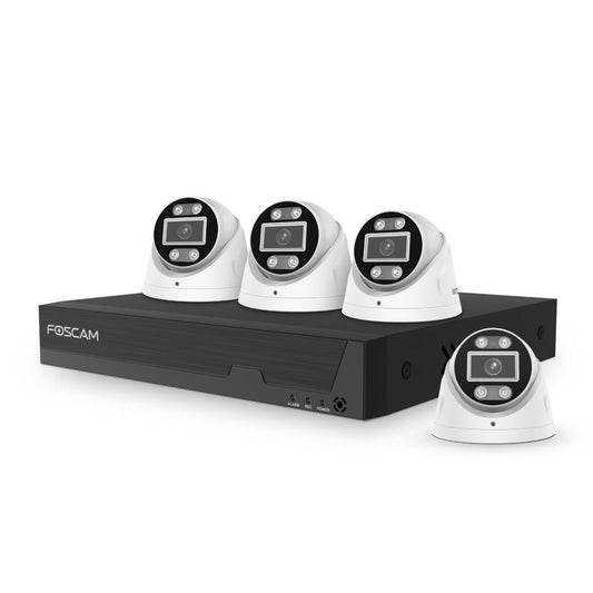 Foscam 5MP PoE bewakingsset met zwarte NVR en vier witte turret camera's voor buitenbeveiliging.