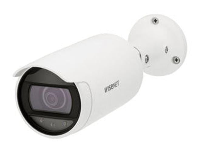 Witte Hanwha Wisenet ANO-L7012R 4MP outdoor bullet camera met vaste lens en compact design voor wandmontage.