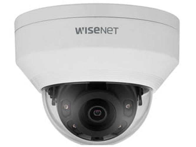 Witte Hanwha Wisenet ANV-L6012R outdoor dome beveiligingscamera met zwarte lens en IR-nachtzicht.