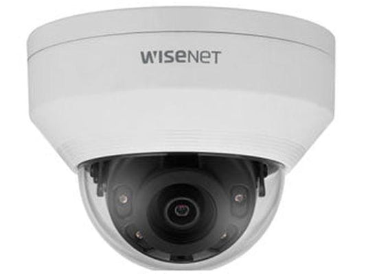 Witte Hanwha Wisenet vandaalbestendige dome beveiligingscamera met varifocale lens voor buiten.