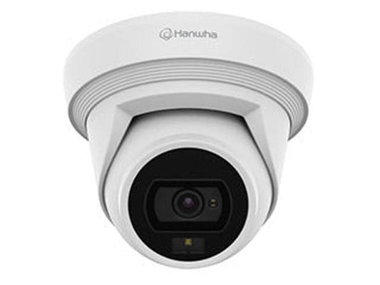 Witte Hanwha QNE-C8013RL 5MP outdoor dome camera met vaste lens en robuuste behuizing voor buitenbeveiliging.