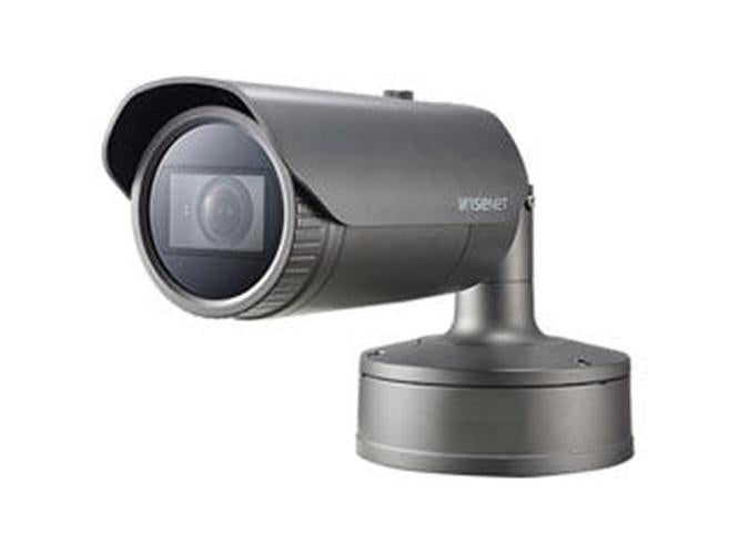 Grijze Hanwha XNO-8080R outdoor bullet beveiligingscamera met varifocale lens en robuuste behuizing.