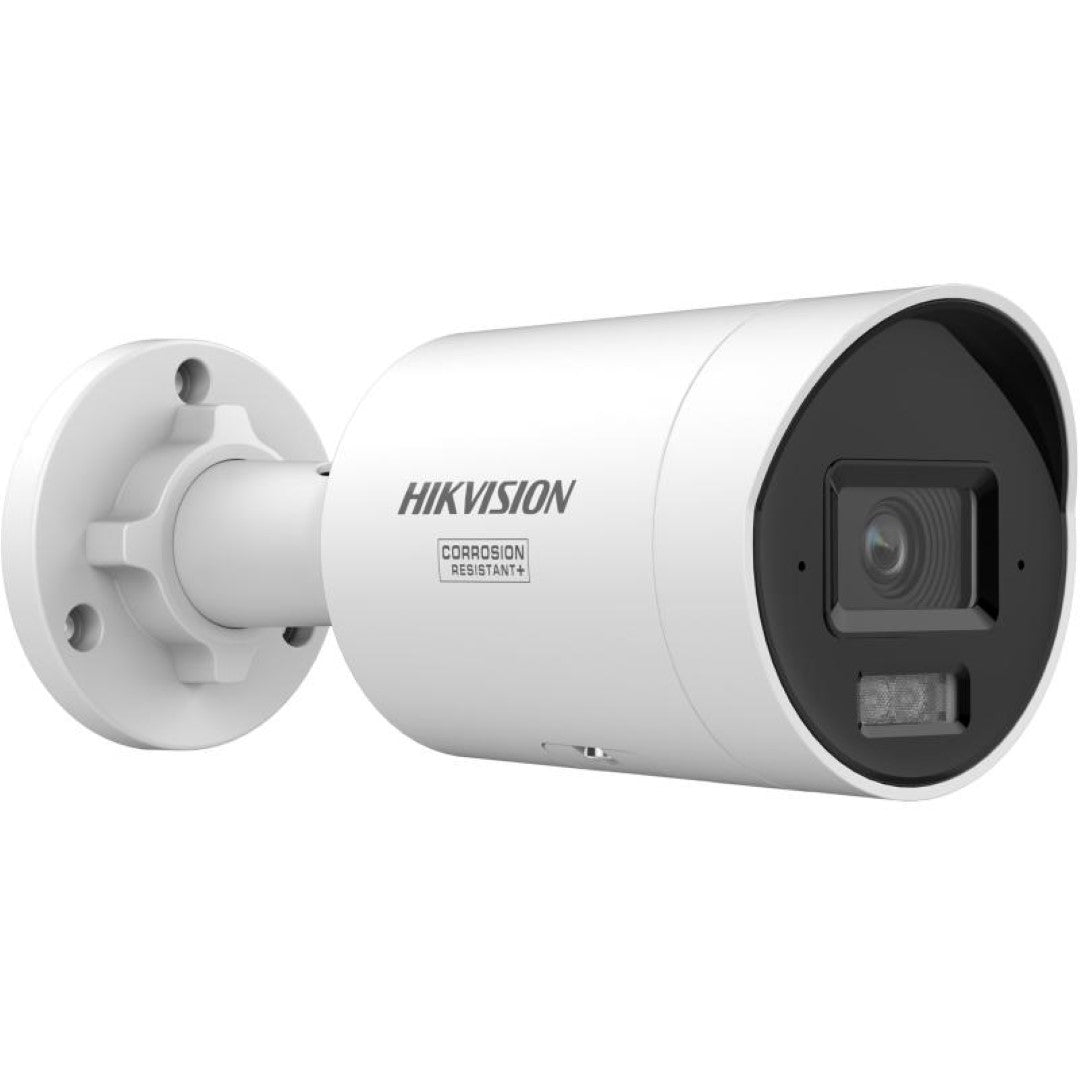 Witte Hikvision ColorVu IP-beveiligingscamera met corrosiebestendige behuizing en 2.8mm lens voor buiten.