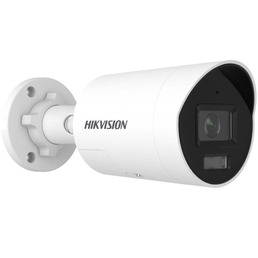 Witte Hikvision 8MP ColorVu bulletcamera met actieve afschrikking en wandbevestiging.