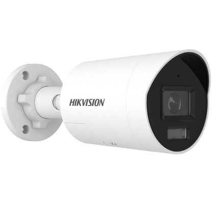 Witte Hikvision 8MP ColorVu bulletcamera met actieve afschrikking en wandbevestiging.
