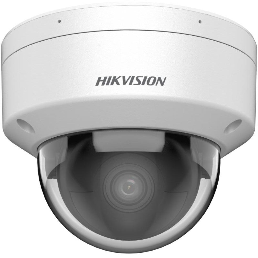 Witte Hikvision 4MP AcuSense dome beveiligingscamera met vandalismebestendige behuizing en transparante lenskap.