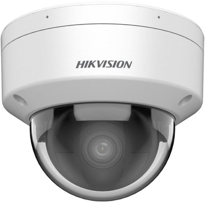 Witte Hikvision 4MP AcuSense dome beveiligingscamera met vandalismebestendige behuizing en transparante lenskap.