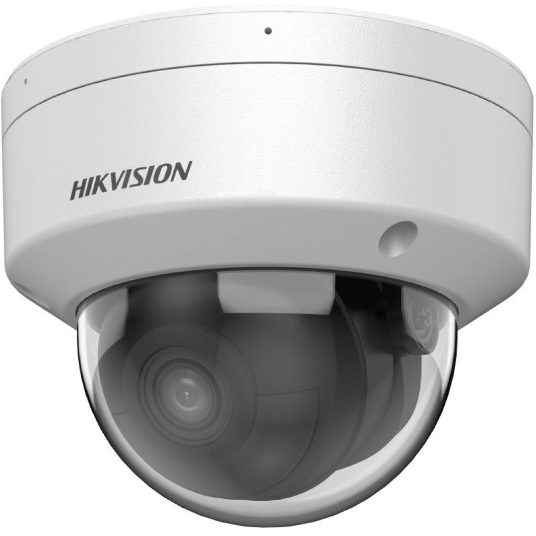 Witte Hikvision 4MP AcuSense dome beveiligingscamera met vandalismebestendige behuizing en heldere lens.