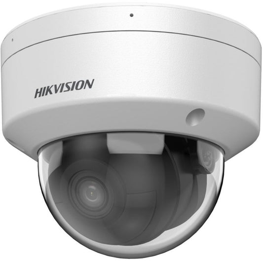 Witte Hikvision 4MP dome beveiligingscamera met robuuste behuizing en transparante koepel voor buitenbewaking.