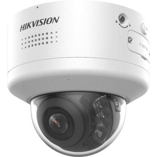 Witte Hikvision 8MP ColorVu PTZ mini dome camera met varifocale lens en robuuste behuizing voor buitenbeveiliging.